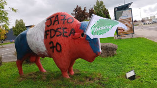 La FDSEA et JA de la Haute-Saône ont choisi de manifester devant le restaurant Buffalo Grill pour dénoncer l'accord commercial entre l'Union européenne et le Mercosur. La FDSEA et JA de la Haute-Saône ont choisi de manifester devant le restaurant Buffalo Grill pour dénoncer l'accord commercial entre l'Union européenne et le Mercosur.