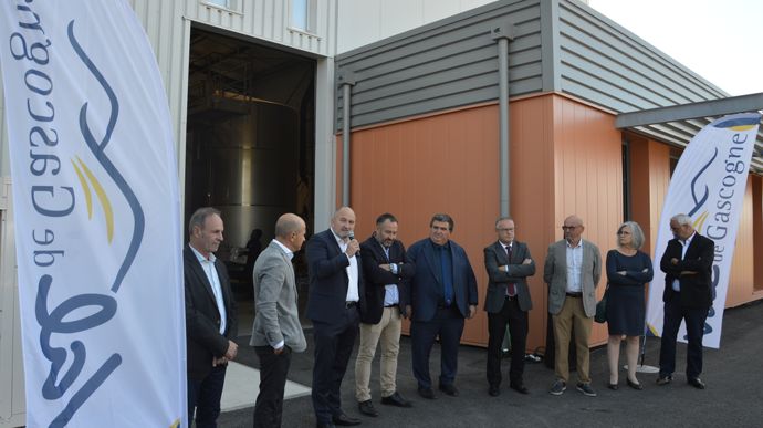 Jean-Louis Valadié (au micro), DG de Val de Gascogne, entouré du DGA, Jean-François Deneys (à sa g.) et du président Cédric Carpène, lors de l’inauguration de l’huilerie Presse de Gascogne, vendredi 26 septembre.