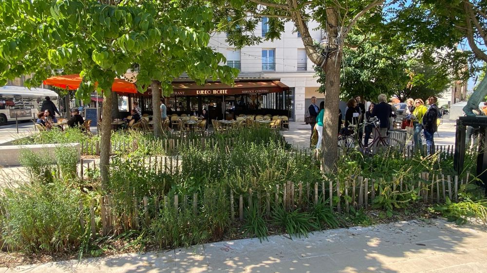 Cartographier les besoins urbains permettra aux sols perméables (gestion de l'eau, plantations...) et sols portants (circulation des voitures, à pied...) de coexister (comme ici à Montrouge, dans les Hauts-de-Seine).