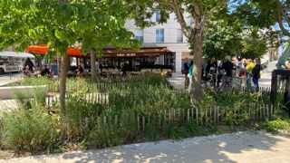 Cartographier les besoins urbains permettra aux sols perméables (gestion de l'eau, plantations...) et sols portants (circulation des voitures, à pied...) de coexister (comme ici à Montrouge, dans les Hauts-de-Seine).