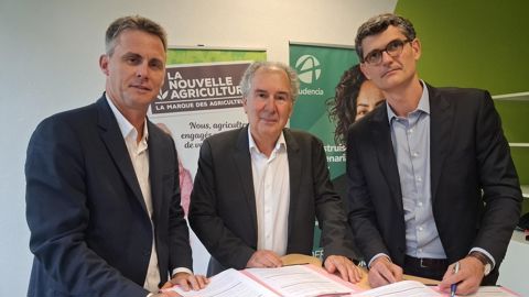 De g. à dr. : Vincent Monfort, directeur offres et solutions entreprises chez Audencia, Thierry Villelégier, directeur de La Nouvelle Agriculture et des partenariats commerciaux chez Terrena, et Thibaut Bardon, directeur académique et recherche à Audencia.