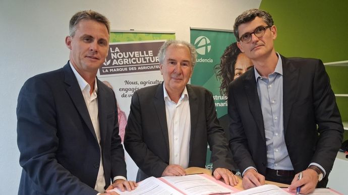 De g. à dr. : Vincent Monfort, directeur offres et solutions entreprises chez Audencia, Thierry Villelégier, directeur de La Nouvelle Agriculture et des partenariats commerciaux chez Terrena, et Thibaut Bardon, directeur académique et recherche à Audencia.
