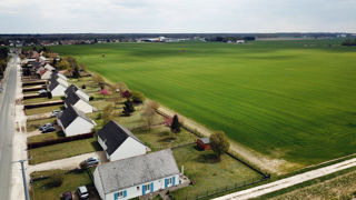 L’artificialisation, pour construire des hébergements, usines ou routes, se fait d’abord sur les espaces naturels. Les terres agricoles sont elles aussi grignotées. L’artificialisation, pour construire des hébergements, usines ou routes, se fait d’abord sur les espaces naturels. Les terres agricoles sont elles aussi grignotées.