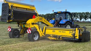 L'andaineur à tapis RS 920 peut fonctionner avec un pick-up complétement replié.