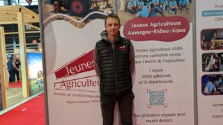 Nicolas Arpin, éleveur laitier en Haute-Savoie, raconte qu'il attend encore des nouvelles des indemnisations de l’État pour pallier les pertes causées par la DNC. Nicolas Arpin, éleveur laitier en Haute-Savoie, raconte qu'il attend encore des nouvelles des indemnisations de l’État pour pallier les pertes causées par la DNC.