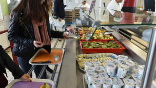 D'ici 2030, les déchets alimentaires devront être réduits de 30 % dans les commerces, restaurants et les ménages, dans l'ensemble de l'Union européenne. D'ici 2030, les déchets alimentaires devront être réduits de 30 % dans les commerces, restaurants et les ménages, dans l'ensemble de l'Union européenne.