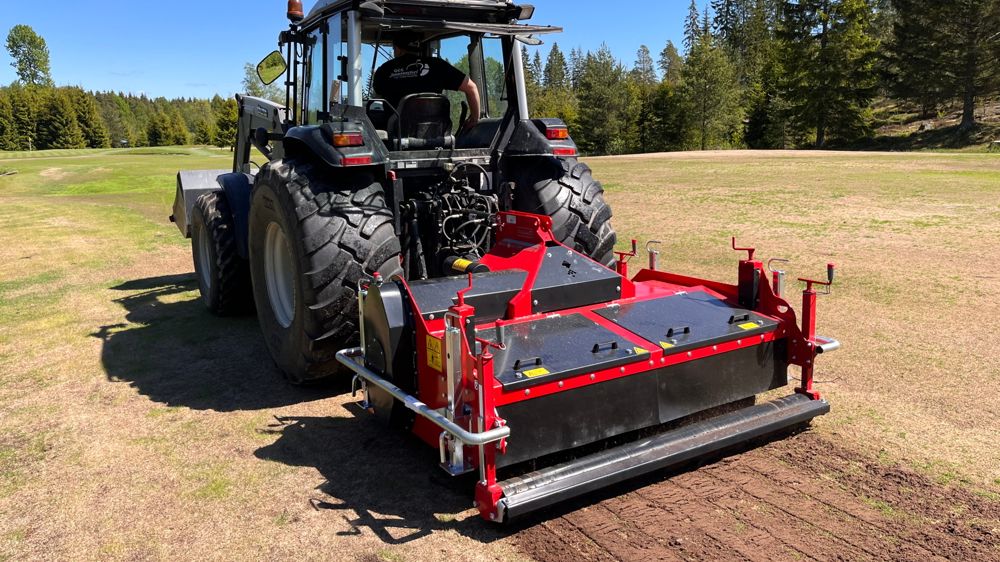 Le Redexim Multivator 1800 est à la fois un aérateur et un rénovateur de terrain réalisant les opérations de top-dressing. Le Redexim Multivator 1800 est à la fois un aérateur et un rénovateur de terrain réalisant les opérations de top-dressing.