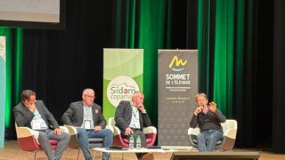 David Chauve (président chambre agriculture 63), Yannick Fialip (président du Sidam), Patrick Bénézit (président FNB) et Jean-Marc Jancovici lors de la conférence au Sommet de l'élevage. David Chauve (président chambre agriculture 63), Yannick Fialip (président du Sidam), Patrick Bénézit (président FNB) et Jean-Marc Jancovici lors de la conférence au Sommet de l'élevage.