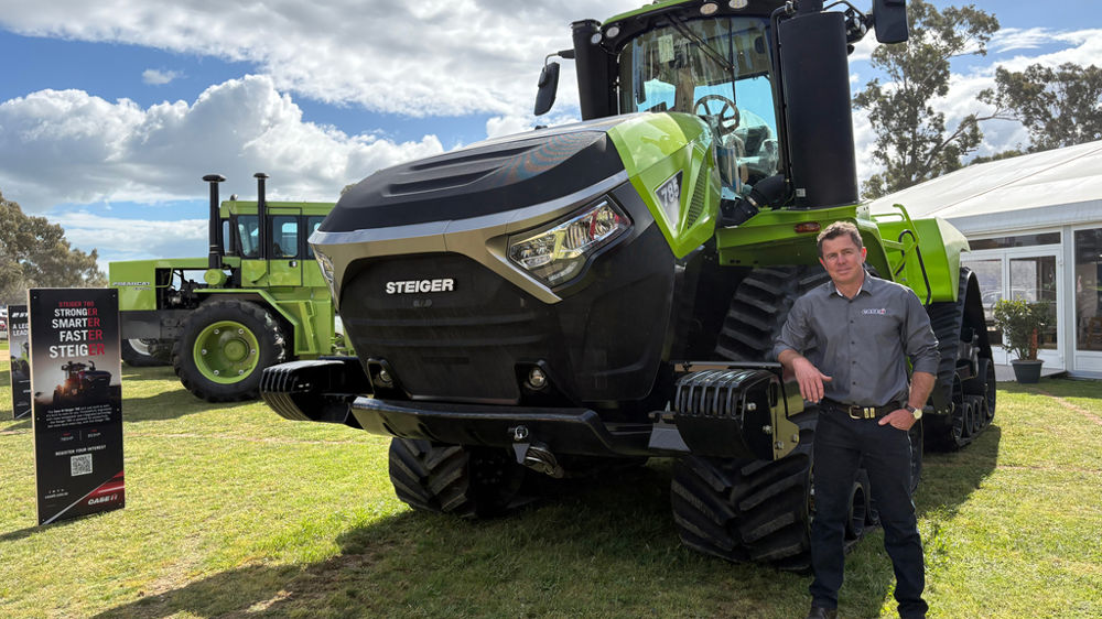 « Bien que la couleur ait changé, l'objectif du Steiger n'a pas changé : fournir une puissance, une productivité et une fiabilité inégalées à nos clients », affirme Justin Bryant, chef de produit Case IH forte puissance pour l'Australie et la Nouvelle-Zélande. « Bien que la couleur ait changé, l'objectif du Steiger n'a pas changé : fournir une puissance, une productivité et une fiabilité inégalées à nos clients », affirme Justin Bryant, chef de produit Case IH forte puissance pour l'Australie et la Nouvelle-Zélande.