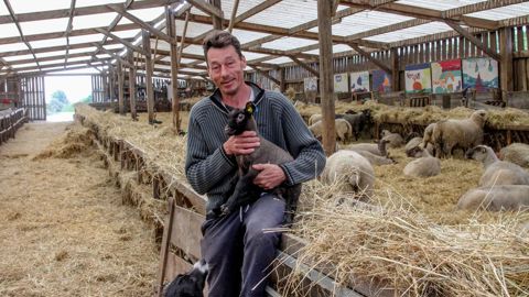 François Cerbonney, berger bio à Genêts (Manche), défend sa bergerie en bois et de faible hauteur, qui lui permet de loger ses moutons de prés-salés à proximité des herbus de la baie du Mont-Saint-Michel. François Cerbonney, berger bio à Genêts (Manche), défend sa bergerie en bois et de faible hauteur, qui lui permet de loger ses moutons de prés-salés à proximité des herbus de la baie du Mont-Saint-Michel.