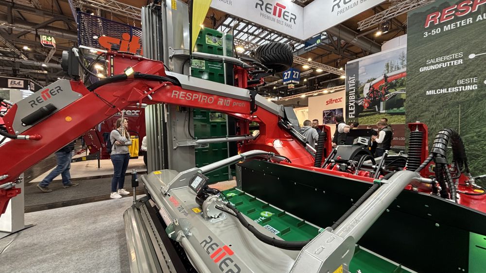 Le R10 Profi une largeur de 10 m lorsqu’il est en mode « dépose centrale », et entre 7,5 et 8 m en dépose latérale.