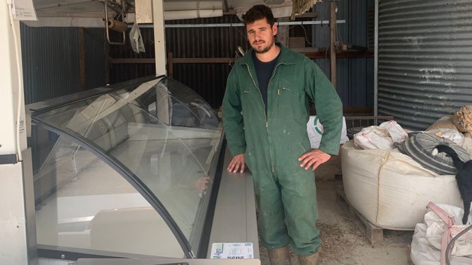 « J’ai mûri mon projet tout en étant aide familiale sur la ferme. Quand j’ai vu que c’était jouable, je me suis lancé. J’ai perdu peut-être 2 000 ou 3 000 d’aides, en me lançant un peu avant mon installation officielle au 1er janvier 2024, mais j’ai sécurisé l’activité avant de me lancer », explique Valentin Lacaze, devant un deuxième présentoir plus grand que son tout premier (4 m de long).