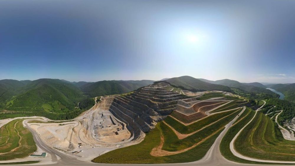 Terresis, filiale du groupe Roullier, exploite 4 mines de magnésie dont 2 sont situées à Eugui, en Espagne. Terresis, filiale du groupe Roullier, exploite 4 mines de magnésie dont 2 sont situées à Eugui, en Espagne.