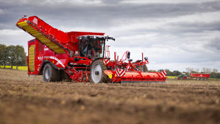 En plus d’un nouveau design, la Grimme Varitron 470 XL embarque une trémie de 13 m3 et une nouvelle cabine. En plus d’un nouveau design, la Grimme Varitron 470 XL embarque une trémie de 13 m3 et une nouvelle cabine.