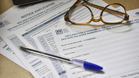 La nouvelle assiette est calculée à partir du bénéfice fiscal (le montant déclaré lors de la déclaration de revenus) auquel les cotisations sociales sont ré-intégrées.