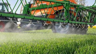 Avec le dispositif AmaXact, le chauffeur peut modifier manuellement la dose tronçon par tronçon. Avec le dispositif AmaXact, le chauffeur peut modifier manuellement la dose tronçon par tronçon.