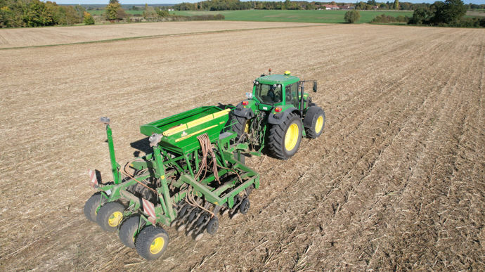 En France, les semis d’orge et de blé tendre sont en cours et progressent « légèrement plus vite que d’habitude », estime la Commission européenne.