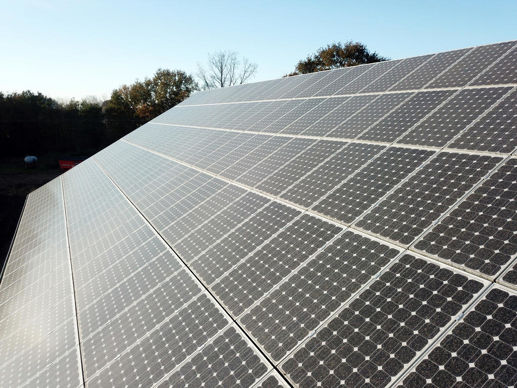 Peut-on rester au micro-BA avec un hangar équipé de panneaux solaires ?