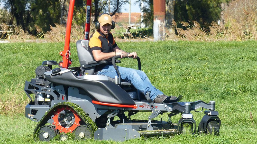 Altoz, des zero-turn à chenilles et à roues