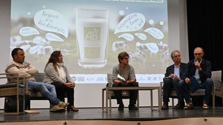 Pierre Moineau, président de l’OP Bio Commun, Maud Cloarec, vice-président de Biolait, Raphaël Cotty, éleveur dans le Finistère, Arnaud Ménard, responsable des filières et des relations agricoles chez Olga, Stéphane Collin, représentant la branche laitière d’Agrial.