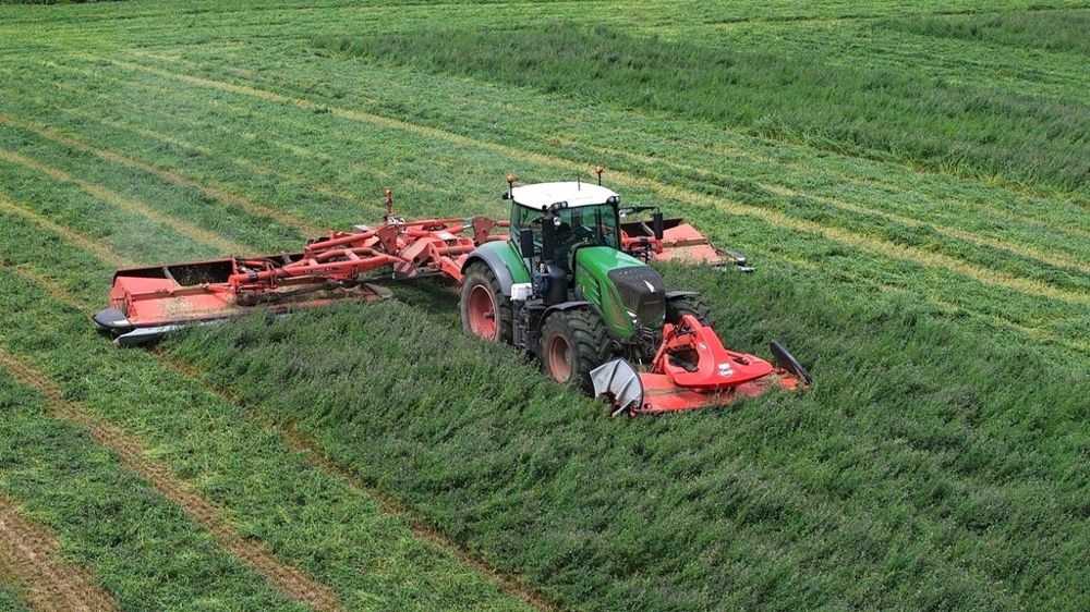 Tracteur fauchant de la luzerne