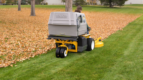 Une autoportée polyvalente dont les options du bac permettent le ramassage de débris lourds et humides tels que les feuilles.