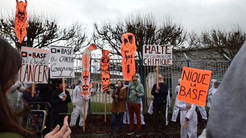 En plus du blocage du site, réalisé avec des tracteurs le 17 novembre 2025, la Confédération paysage et les cinq autres organisations ont réalisé une inspection des stocks à la recherche de produits phytosanitaires destinés à l'exportation mais interdits en France et Europe.