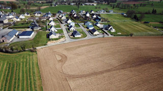 « Trouver une location, c’est rare et les loyers sont excessifs [pour les salariés agricoles] », observe Laurent Deville, agriculteur et employeurs de saisonniers.