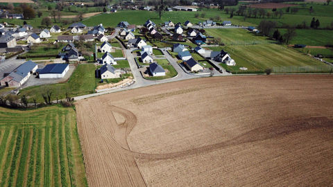 « Trouver une location, c’est rare et les loyers sont excessifs [pour les salariés agricoles] », observe Laurent Deville, agriculteur et employeurs de saisonniers.