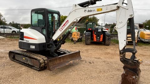 La pelleteuse étudiée ici est une Bobcat E50 de 5 t affichant 6 000 heures au compteur. Elle a principalement évolué en location.