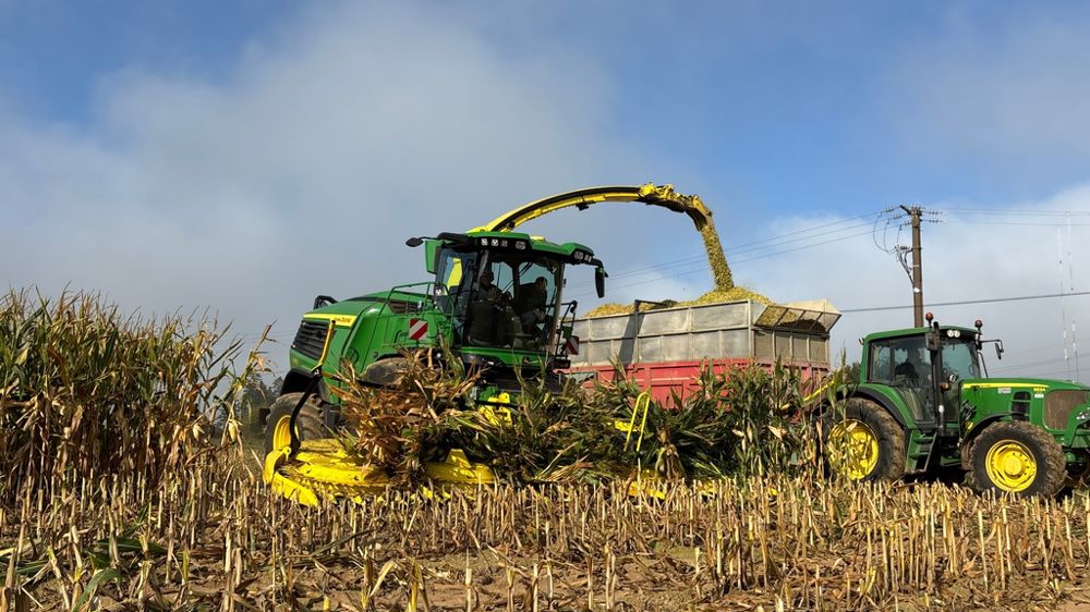 L’ensileuse F9 1000, la plus grosse machine de John Deere, accueille des évolutions techniques notables et hérite de la cabine des X9. Les organes de flux de récolte restent similaires à ceux des précédentes machines.
