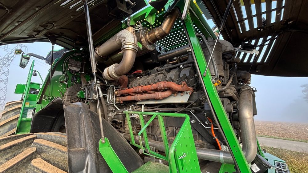 Le moteur V12 Liebherr de 24,24 L développant 1020 ch de puissance au régime nominal prend place en position longitudinale.