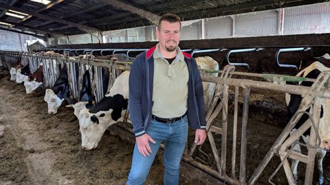 En comptant le temps de préparation des réunions, Pierre-Baptiste Bier, éleveur laitier bio à Schneckenbusch (Moselle), estime passer une demi-journée par semaine à ses différents mandats.