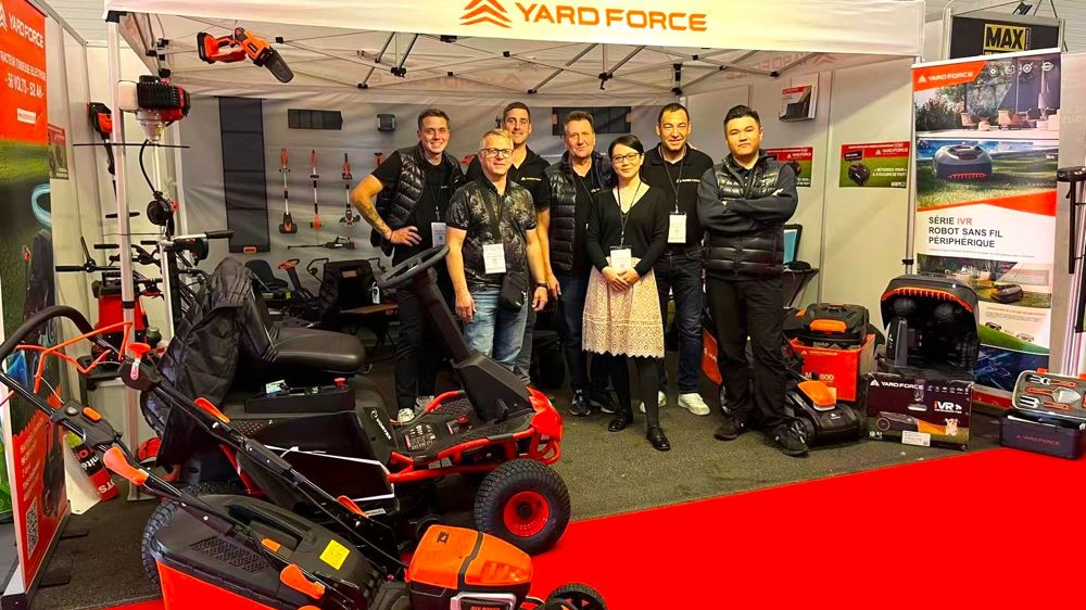 L'équipe commerciale sur un salon d'enseigne avec, au centre, Patrice Burnichon, Directeur Général de Sumec France