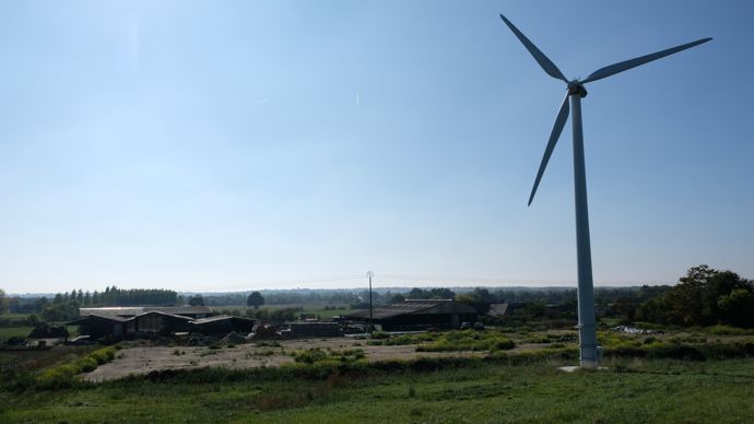 Entre l’éolienne et la ferme en contrebas, un bâtiment photovoltaïque de 2 000 mètres carrés sera bientôt construit par un investisseur. Il permettra à l’éleveur d’abriter fourrages, matériel et animaux.