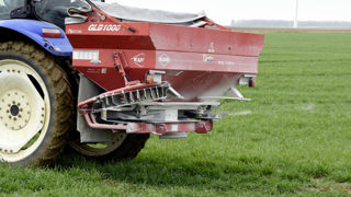 Selon douze organisations européennes agricoles et agroalimentaires, la mise en place de la « taxe carbone » sur les engrais azotés pourrait renchérir leurs prix de +10 % à +30 %.