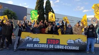 Les paysans manifestent devant le principal centre logistique d'Azura, premier importateur de fruits et légumes originaire du Sahara occidental.