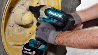 Avec ses 2,7 kg, cette boulonneuse est plutôt bien équilibrée et donc agréable à utiliser.