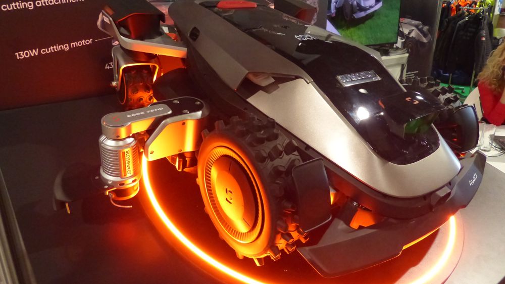 Le robot X9+ présenté en avant-première à Marseille les 19 et 20 novembre sur le salon des 48 Heures du Gazon Sport Pro.