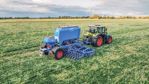 La pression d'enterrage, réglable par commande électrohydraulique, ou automatiquement en option, grimpe à 340 kg.