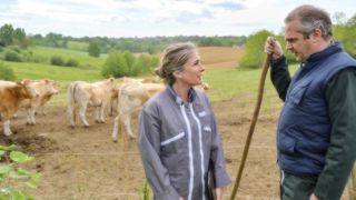 Eleveur et éleveuse de vaches allaitantes