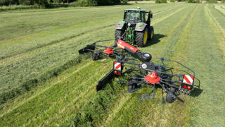 L'andaineur Andex Vicon 715 T Evo dispose d'un timon réglable par manivelle.