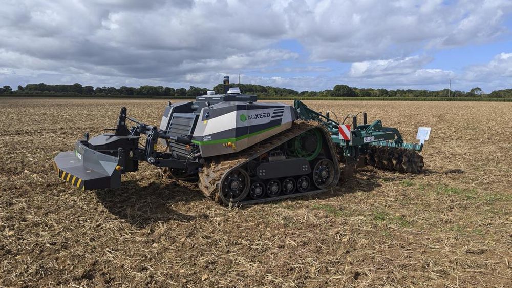 La société TecMat, intégrée au pôle Robotique du Groupe Blanchard, distribue des robots autonomes AgXeed pour les cultures.