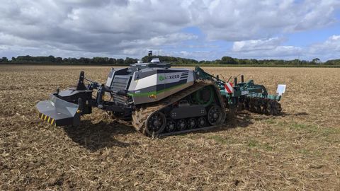 La société TecMat, intégrée au pôle Robotique du Groupe Blanchard, distribue des robots autonomes AgXeed pour les cultures.