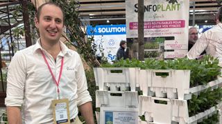 Thibault Lechevalier, responsable de site aux Pépinières du Plateau de Versailles, sur le stand de Synfolia pendant le salon Paysalia 2025.