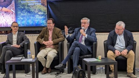 « Vivescia a retrouvé la pleine confiance de l'ensemble de ses partenaires bancaires ce qui permet d'envisager l'avenir et les projets futurs avec confiance », estime Christoph Büren (au micro), président du groupe Vivescia, aux côtés de Stéphane Lentz (Daf), Guillaume Mothe (DG du groupe) et Cédric Cogniez (DG des activités agricoles).