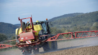 Selon le sondage Odoxa pour la FNH, 82 % des agriculteurs seraient prêts à réduire l'usage des engrais et des phytos, à condition que les produits importés respectent les normes européennes.