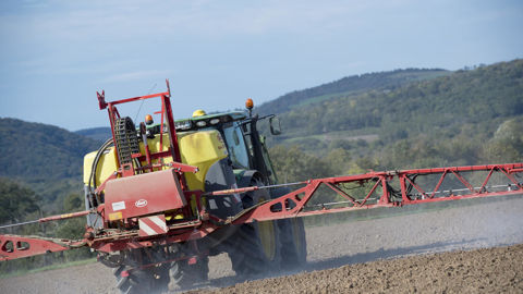 Selon le sondage Odoxa pour la FNH, 82 % des agriculteurs seraient prêts à réduire l'usage des engrais et des phytos, à condition que les produits importés respectent les normes européennes.