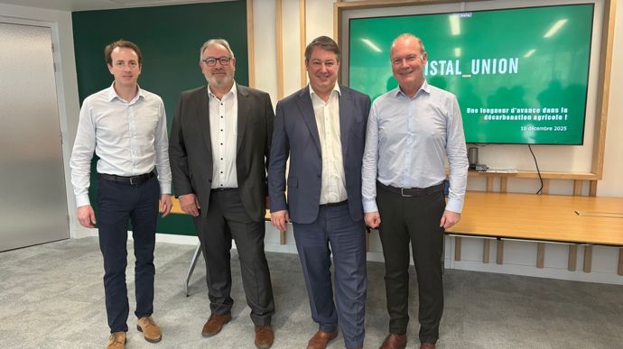 Thomas Fleiter, responsable décarbonation agricole, William Huet, directeur agricole, Xavier Astolfi, DG de Cristal Union, et François Thierart, directeur de MyEasyFarm, ont présenté la démarche Cristal Vision empreinte zéro, à l'occasion d'une conférence de presse organisée par la coopérative, mercredi 10 décembre, à Paris.