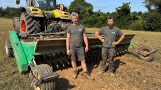 Anthony Chossat (à g.) et son frère Adrien (à d.) indiquent que l’extirpateur sert à réduire la pression mais pas totalement à la supprimer.